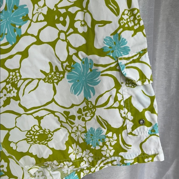 Natural Reflections Green and Blue Cargo Shorts for Summer Adventures - Picture 2 of 6